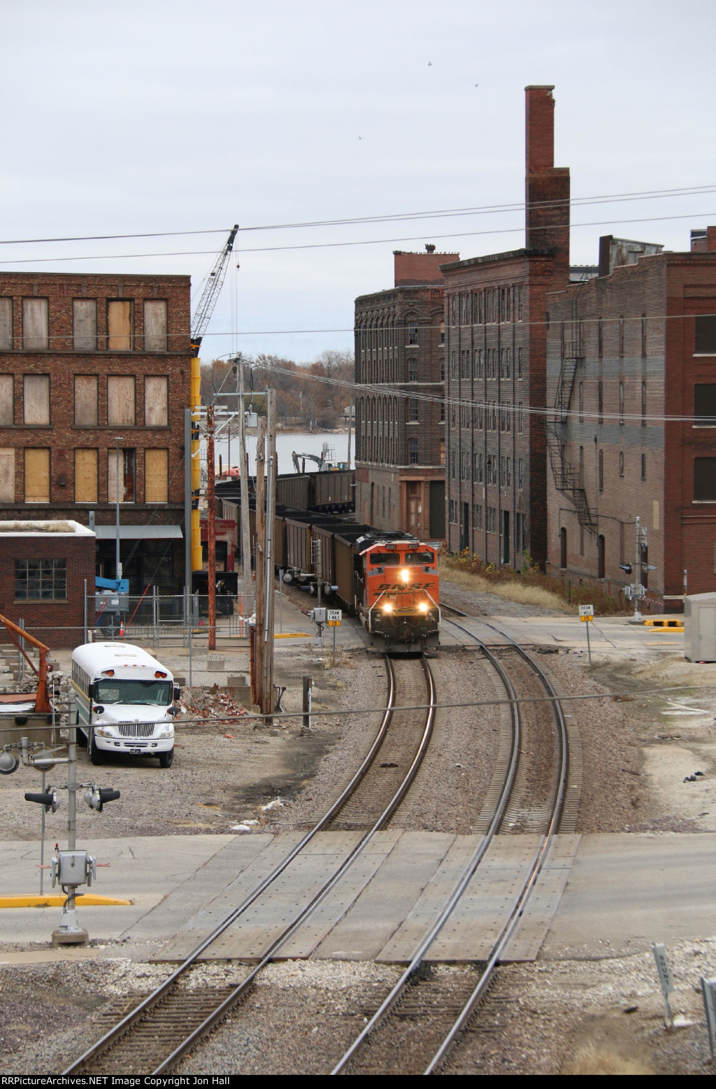 BNSF 8567 leads coal empties through the brick canyon between Main and 4th Streets